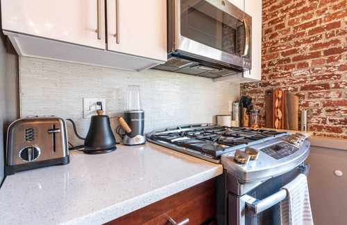 Union City Apartment | The Cosmopolitan Loft - 15 MIN to NYC Times Sq