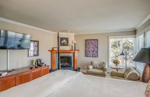Downtown Cannon Beach Hotel | The Courtyard - Classic King Room at Cannon Beach Hotel Collection! Beach Access