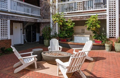 Downtown Cannon Beach Hotel | The Courtyard - Grand Queen Room at Cannon Beach Hotel Collection! Kitchenette