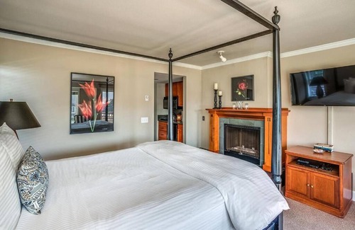Downtown Cannon Beach Hotel | The Courtyard - Premier Queen with Kitchenette at Cannon Beach Hotel Collection
