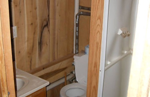 Taswell Cabin | The Cove RUSTIC BUNKHOUSE.30 seconds from Patoka Lake.sleeps 5