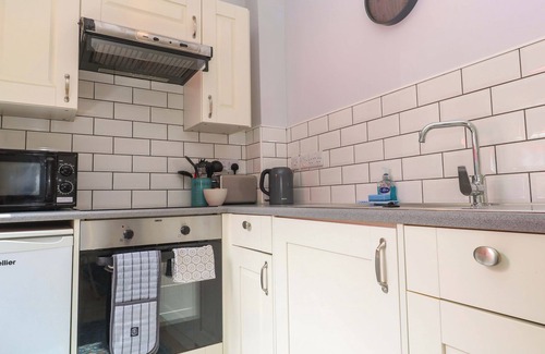 Truro Cottage | THE COW SHED, romantic, with a garden in Truro