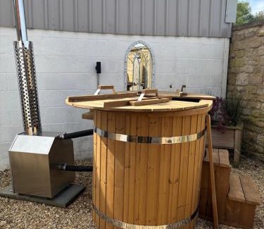 Castle Bytham Apartment | The Cow Shed - Rural Barn Conversion with Hot Tub