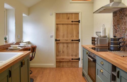 Earl Sterndale Apartment | The Cowshed - Uk50283