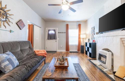 Chickasha House | The Cozy, Fiber Internet, Roku TVs, Washer & Dryer, Near DT Chickasha & Leg Lamp!