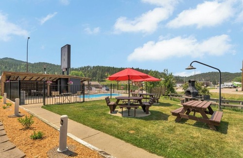 Hill City Hotel | The Cozy Mountain's Edge