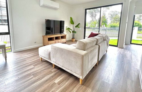 Austral House | The Cozy Retreat｜ Austral Brand Modern 4 Br Home