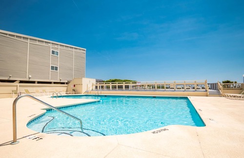Caswell Beach Condo | The Crab Lab: Caswell Beach Condo with Oceanfront Pool