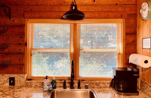 Fern Valley Cabin | The Creek-Side Cabin: Spa, 5 Star, Upgraded, Big Deck, Quiet, Walk To Town