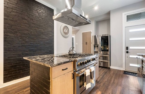 Near East Columbus House | The Crotti Conservatoire Castle - 𝟑 𝐟𝐥𝐨𝐨𝐫𝐬!