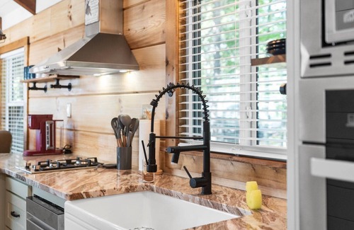 Menlo House | The Crow's Nest: huge balcony, fire pit, pets welcome, fireplace, stunning view!