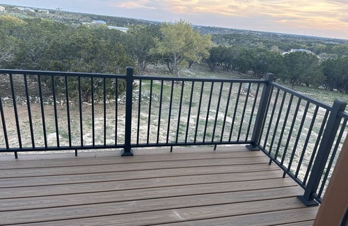 Kerrville House | The Crow’s Nest nA barndominium in the Texas hill country with wildlife and view