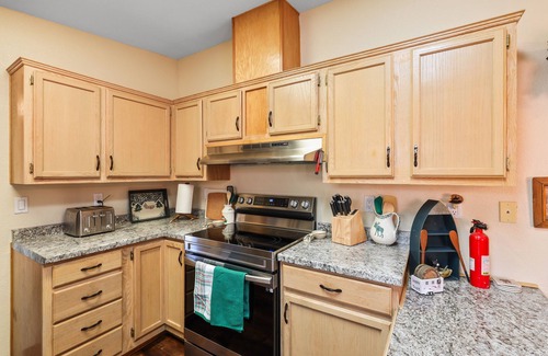 Yakima House | The Cub, Cozy Home on acreage - tranquil yet minutes from town.