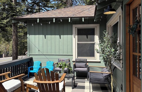 Carnelian Woods House | The cutest little lakeview cabin! Walk to Beaches + Restaurants