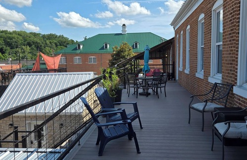 Hermann Apartment | The Da Vinci Suite is one of our four rooms.