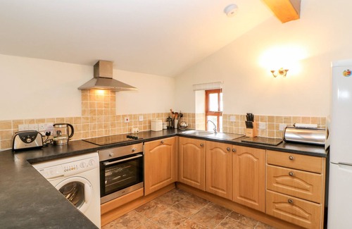 Wing Cottage | THE DAIRY, pet friendly, with hot tub in Milton