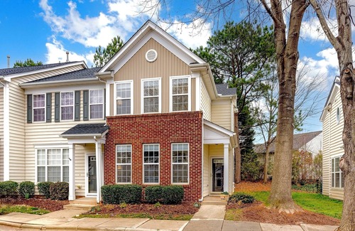 Northwest Raleigh House | The Dancing Daisy; Near Airport and Umstead; Well Appointed; Centrally Located