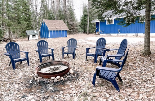 Michaywe House | The David w/Private Screened Porch & Fire Pit