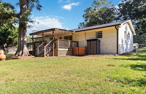 Statham House | The Dawg House Pet-Friendly Near UGA and Ga Club