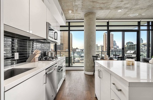 Connaught Apartment | The Domain | Skyline View | King Beds | Pool | Gym