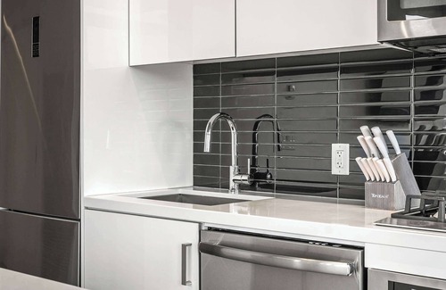 Connaught Apartment | The Domain | Skyline View | King Beds | Pool | Gym