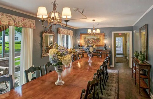 Jamestown Bed & Breakfast | The Dow Room at The Oaks Hotel-Full Size Bed