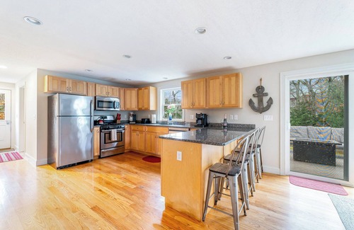 East Falmouth House | The Driftwood Home, 5 min from Mashpee Commons, AC