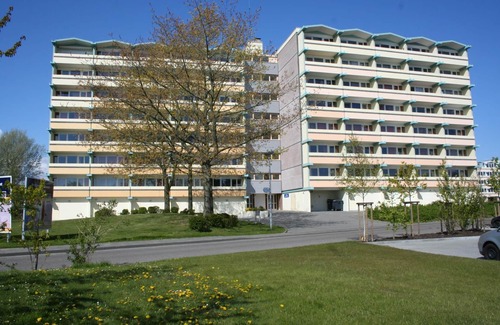 Holm Apartment | The east-facing apartment is 40 m&sup2; in size and is located on the 5th floor of the "Eckernförde" house. A double bed and a double bunk bed in the separate bedroom offer space for a maximum of 4 people. The fully furnished one-bedroom.
