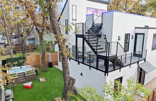 East Cesar Chavez House | The East Twin Oasis - Hot Tub near Downtown Austin