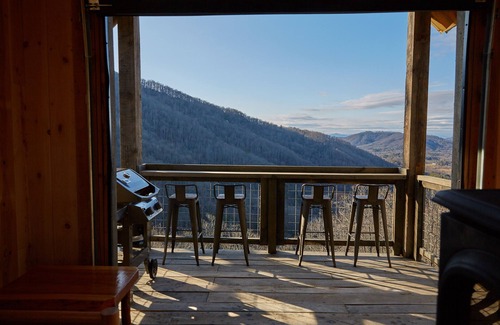 Fletcher Cabin | The Edge of Adventure ~ Breathtaking Cliffside Gem Off Grid-Cabin Adventure!