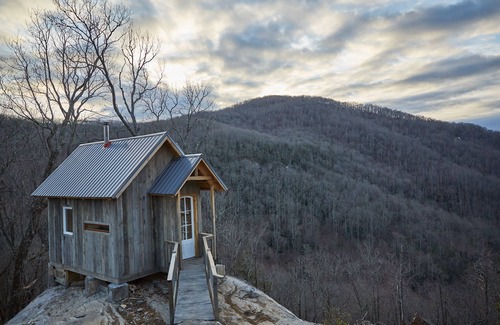 Fletcher Cabin | The Edge of Adventure ~ Breathtaking Cliffside Gem Off Grid-Cabin Adventure!