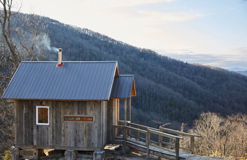 Fletcher Cabin | The Edge of Adventure ~ Breathtaking Cliffside Gem Off Grid-Cabin Adventure!