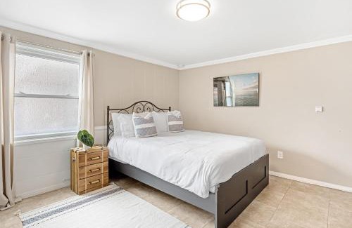 Balboa Peninsula House | The Edgewater Condos by AvantStay Waterfront Views and Short Walk to Beach