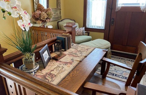 St. Joseph House | "The Edmond" an 1887 Arts & Crafts gem! - 1 King - 1 Queen
