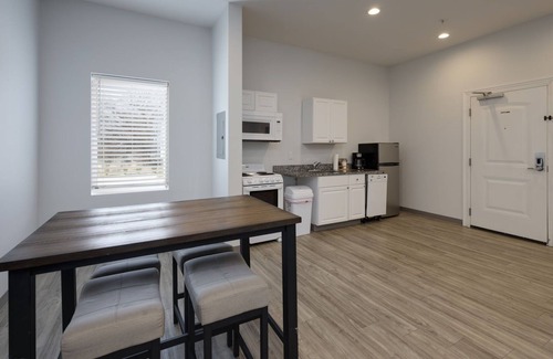 Maxwell Condo | The Elvis Suite! 2 bd w/a total vibe!
