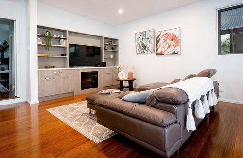 Kilaben Bay House | The Emerald Bower- 200m from the lake