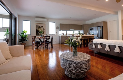 Kilaben Bay House | The Emerald Bower- 200m from the lake