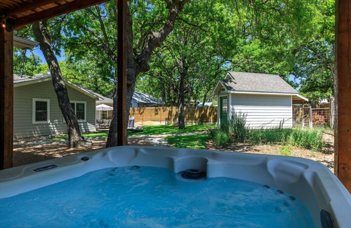 Fredericksburg House | The Emerald Door | Hot Tub | Fire Pit