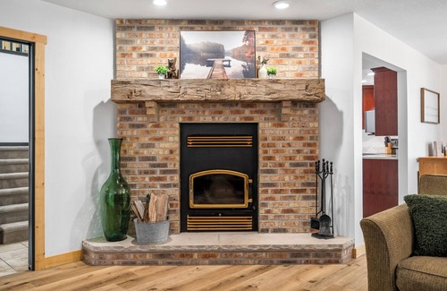 Waupaca House | The Emerald Lodge: 5BR Sleeps 21 - Chain O'Lakes - Grill - Fire Pit - Game Room