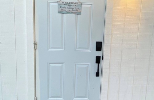Riviera Beach Cottage | The Emerald Oasis- 1 bedroom Detached Cottage with Wifi and AC- West Palm Beach
