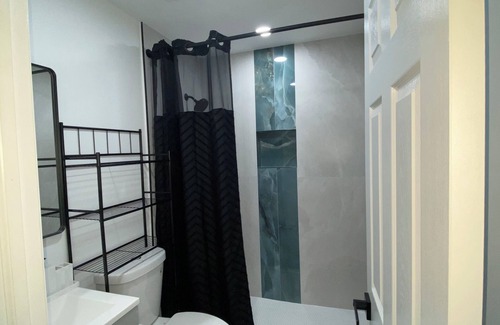 Riviera Beach Cottage | The Emerald Oasis- 1 bedroom Detached Cottage with Wifi and AC- West Palm Beach