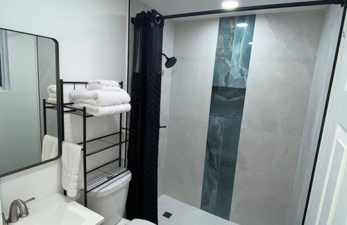 Riviera Beach Cottage | The Emerald Oasis- 1 bedroom Detached Cottage with Wifi and AC- West Palm Beach