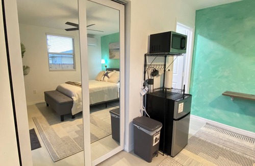 Riviera Beach Cottage | The Emerald Oasis- 1 bedroom Detached Cottage with Wifi and AC- West Palm Beach