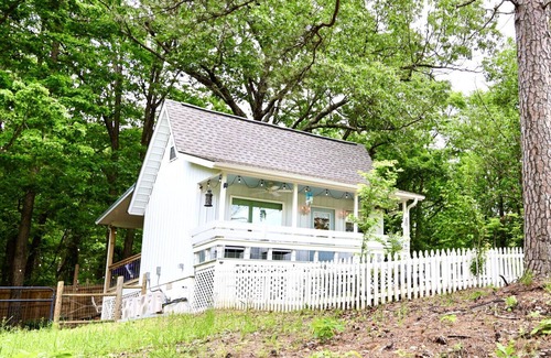 Newnata House | The Enchanted Cottage, Greers Ferry Lake Area, Romantic, Outdoor Shower, Extended Stays Welcome