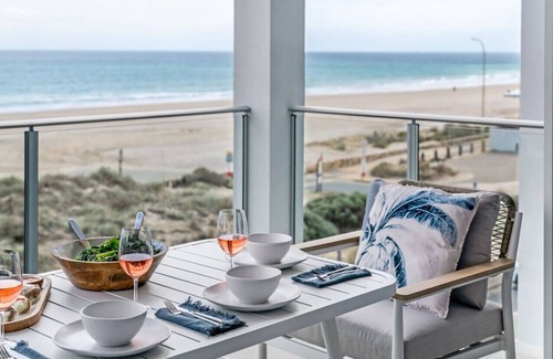 Moana Apartment | The Esplanade - Luxuriously Styled New 3 Bed Apt