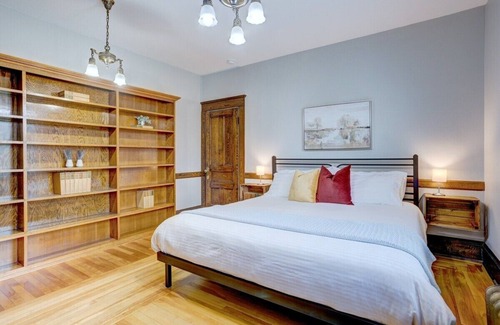 Lunenburg House | The Executive Suite Sleeps 2 Free WiFi