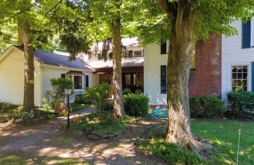 Lancaster House | The Farmhaus - rustic 1800s homestead sleeps 12