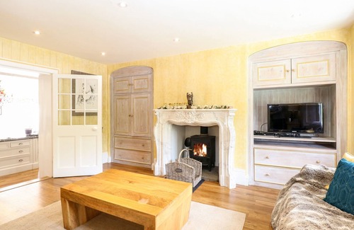 Felmingham House | THE FARMHOUSE, family friendly, with hot tub in North Walsham