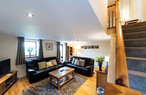 Newton Grange Cottage | The Farriers - Explore the Peak District. Enjoy the Autumn Colour at Chatsworth