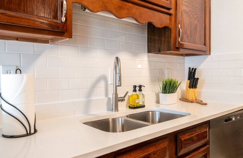 Crestline Heights House | The Fern & Fable - King Bed/TownHome with Deck